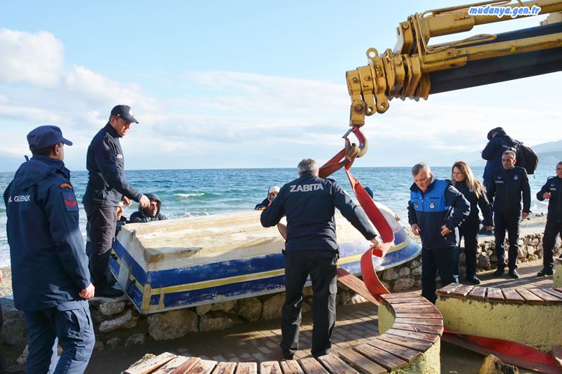 Mudanya Sahilinden Sahipsiz ve İzinsiz Tekneler Toplanıyor