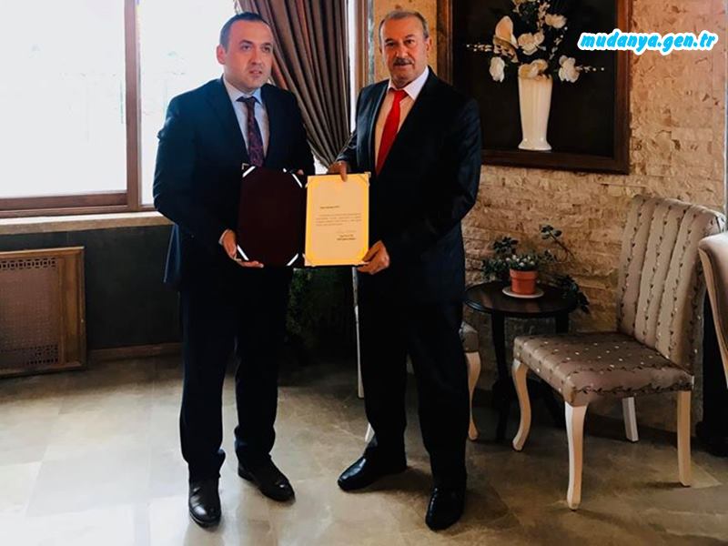 Mudanya Kaymakamı Faik Oktay Sözer Mudanya’da okul yaptıran ve eğitime katkıları bulunan hayırseverleri ağırladı, Milli Eğitim Bakanı Ziya Selçuk'un imzalamış olduğu Teşekkür Belgelerini takdim etti.
