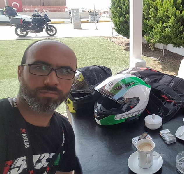 Bursa'nın Karacabey ilçesinde hafriyat kamyonu ile motosiklet çarpıştı. Kazada Mudanya'da Tellioğlu Un ve Yem Bayii Aksöz ticaret'in sahibi Serdar Aksöz hayatını kaybetti.