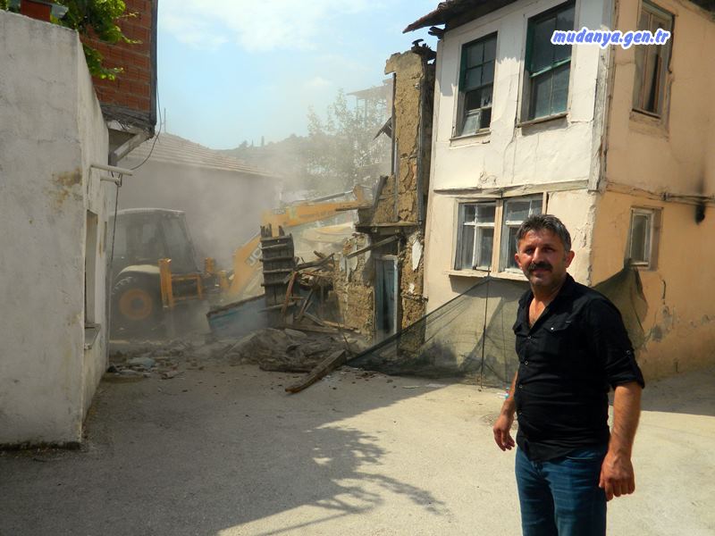 Muhtar Şeref Şaş Çalışmalarıyla Şaşırtmaya Devam Ediyor. Mudanya Şükrü Çavuş Mahallesinde Metruk İki Evin Yıkımı Yapıldı.