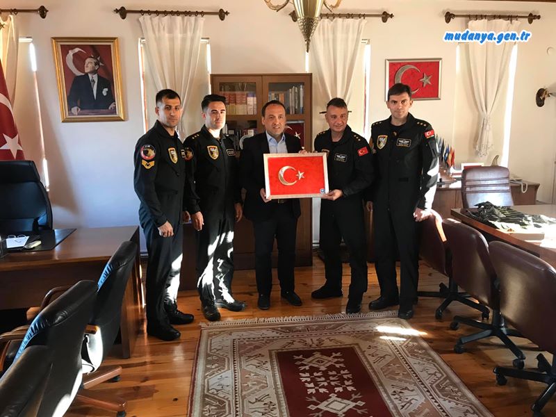 Savaşan Şahin olarak tanımlanan F16 SOLOTÜRK  uçağını uçuran ekip uçuş öncesi Mudanya Kaymakamı Faik Oktay Sözer'i makamında ziyaret etti.