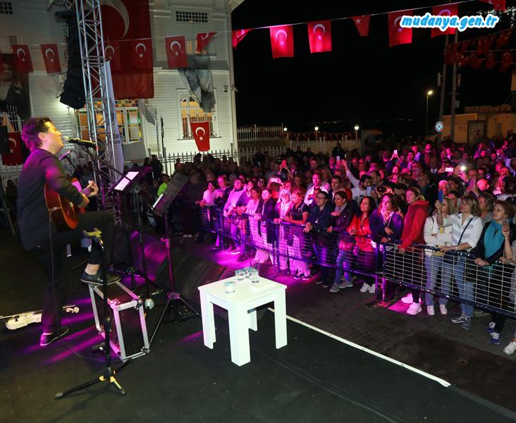 Suat Suna ve Kürşat Başar’dan Mudanya'da Konser Verdi