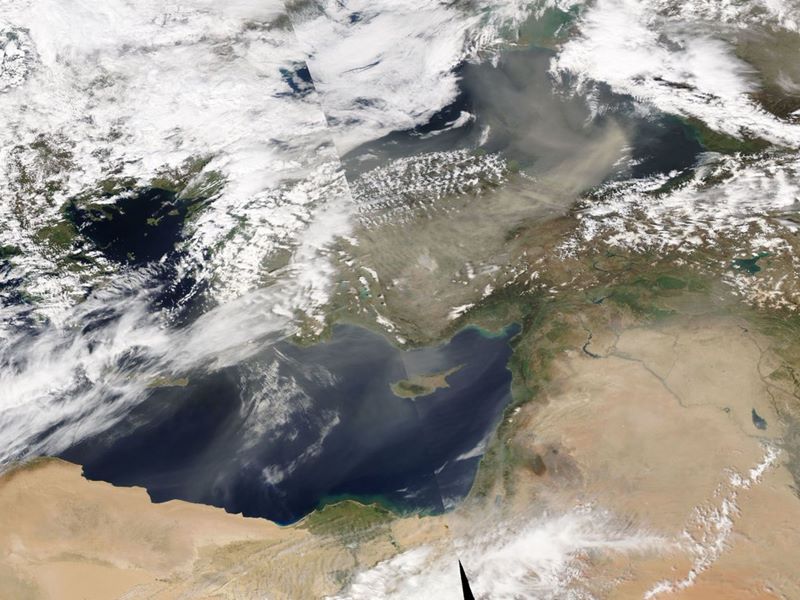 Bursa Valiliği vatandaşları uyararak (Eskişehir, Bursa, Bilecik, Kütahya) illerinin bu gece saatlerinden itibaren, Kuzey Afrika kaynaklı toz taşınımının etkisine girmesi beklendiğini duyurdu.