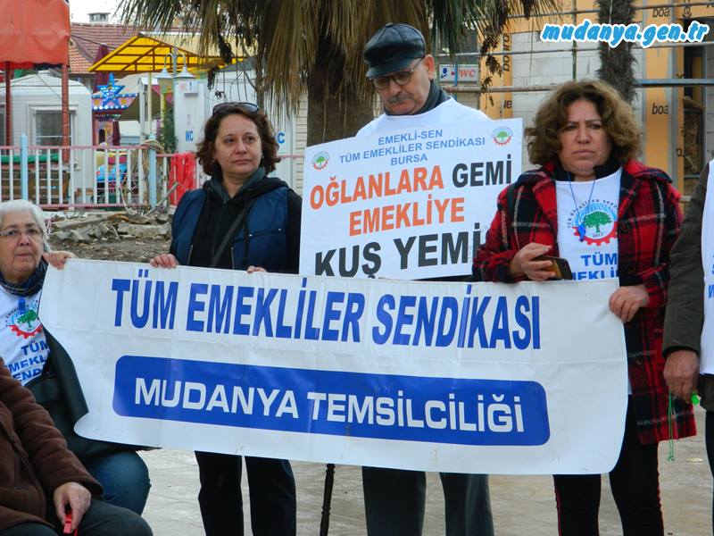"Oğlanlara gemi, emekliye kuş yemi", "Rüşvet yolsuzluk, emekliye ise yoksulluk", "İntibak diye avutuldu, uyutuldu" yazılı pankartların da açıldığı açıklama sonrasında, katılımcılar çaldıkları düdüklerle eylemlerini noktaladı.