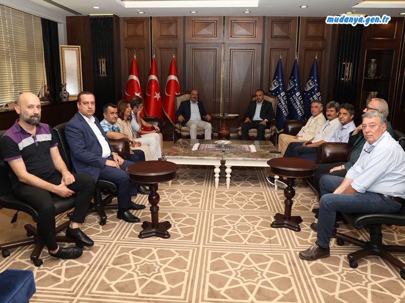 Bursa Büyükşehir Belediye Başkanı Alinur Aktaş, Mudanya Belediye Başkanı Hayri Türkyılmaz’ı Büyükşehir Belediyesi Başkanlık makamında ağırladı. Başkan Aktaş’ı ziyaretinde Türkyılmaz’a, Mudanya Belediyesi Başkan yardımcıları ve meclis üyeleri de eşlik etti.