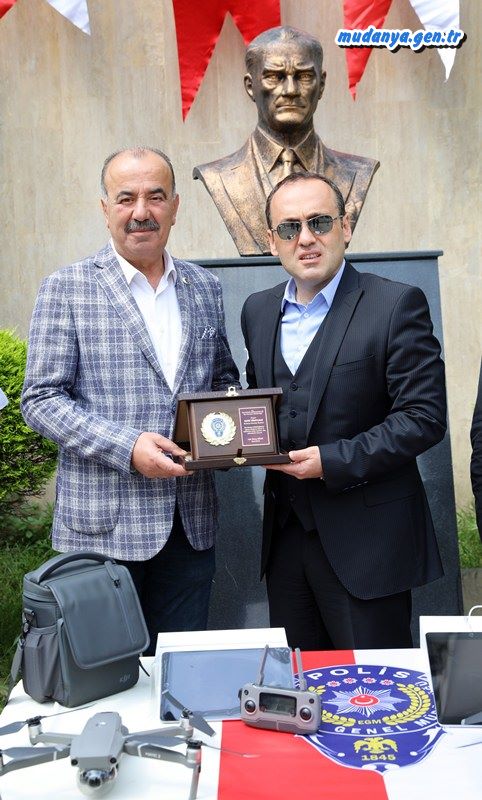 Mudanya Belediyesi tarafından Mudanya’nın huzur, asayiş ve güven ortamının sağlanması amacıyla İlçe Emniyet Müdürlüğü ve İlçe Jandarma Komutanlığı’na alınan insansız hava araçlarının teslim töreni yapıldı.