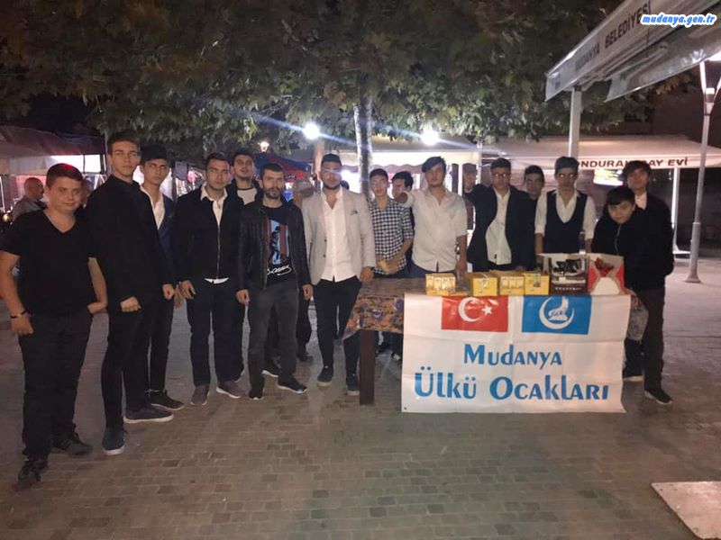 Mudanya Ülkü Ocağı - Yatsı namazına müteakip Hal Cami’nde Mevlid-i Şerif okunarak cami cemaatine yapılan ikramlarla birlikte 10 Kasım etkinlikleri sona erdi.