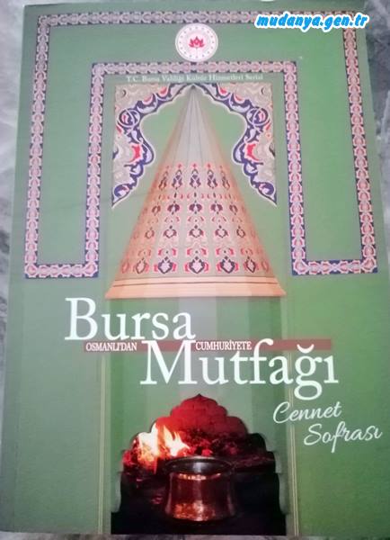 İl Kültür ve Turizm Müdürü Ahmet Gedik ile "Halk Bilimci-Folklor Araştırmacısı" Zedal Kondakçı'nın Bursa Valiliği Kültür Hizmetleri kapsamında hazırladıkları "Osmanlıdan Cumhuriyete Bursa Mutfağı Cennet Sofrasına" kitabında emeği geçen Giritlilere teşekkür edilip ilk kitaplar kendilerine hediye edildi.