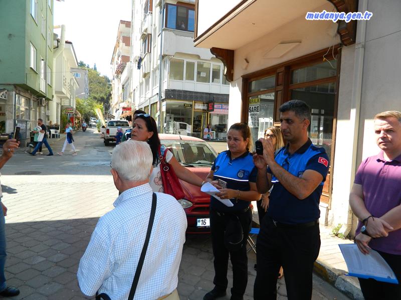  KARAGÖZ'ün zabıtanın yapması gereken görevleri varken yapmayarak Knet Konseyi Binasına baskın yapmasını doğru bulmadığını belirtmesi üzerine zabıta ekipleri tepki gösterdi ve kısa süreli bir tartışma yaşandı. Araya giren Kent Konseyi Başkanı Soyer Kazancı zabıta personeline "Görevi sözlü mü aldınız yazılı mı? " diye sordu. Zabıta personeli "Başkanımız çağırdı geldik" cevabı üzerine Kazancı yazılı olarak alınmayan görevlerde hukuki olarak zabıtanın sorumlu olacağını hatırlattı.