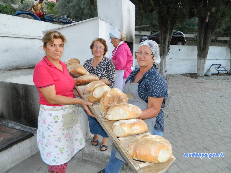 Kumyaka ekmek yapan kadınlar