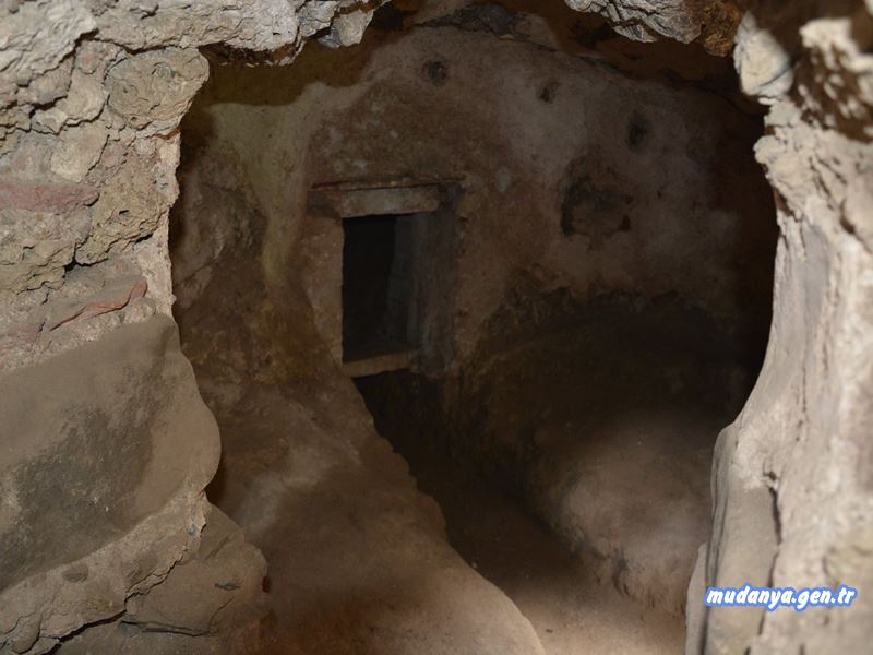 Kumyaka Taksiyarhon Kilisesi Tabandaki Dehliz ve Mağara