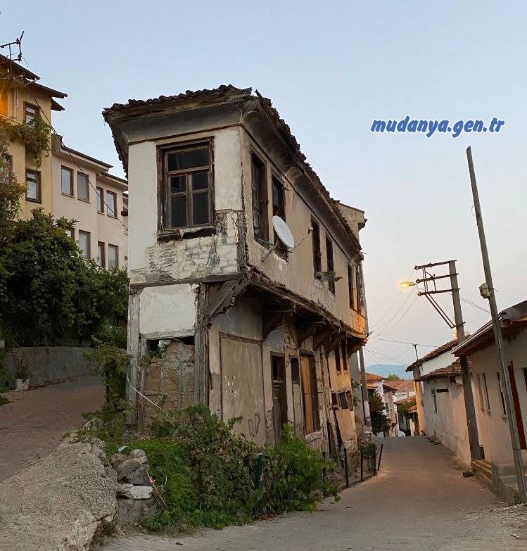 Mudanya’nın tarihi dokusuyla ünlü Tirilye Mahallesi, bugün simge yapılarından birini kaybetti. Yaklaşık 200 yıllık olduğu tahmin edilen “Tabut Ev”, öğle saatlerinde kendiliğinden yıkıldı.