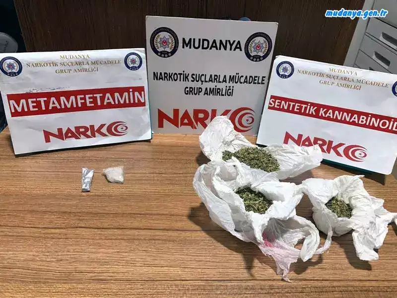 Uyuşturucu kullanan ve satan şahıslara yönelik Mudanya Narkotik Suçlarla Mücadele Grup Amirliği olarak yapılan operasyonda satışa hazır uyuşturucu ele geçirildi.